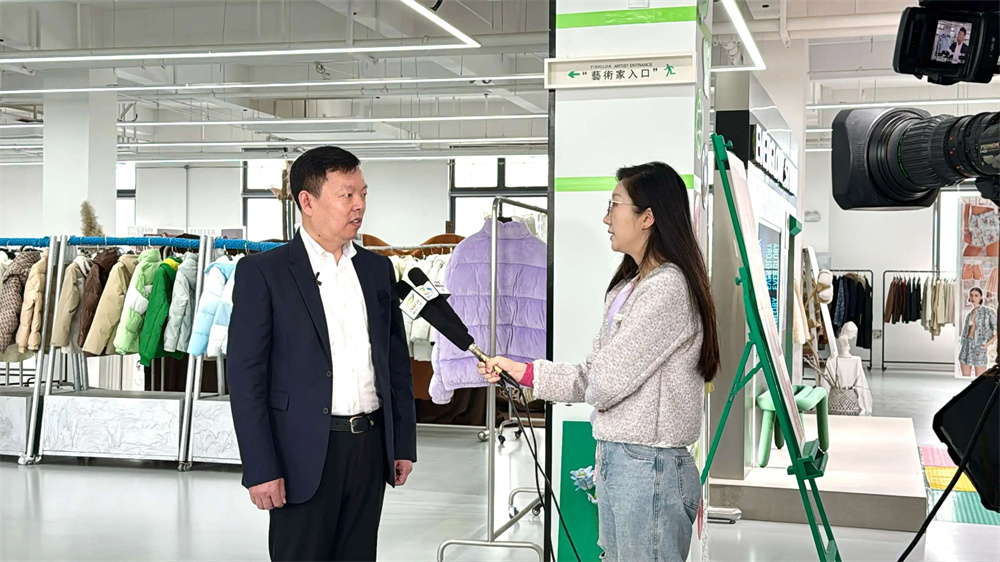 多家媒体走进尊时凯龙人生就博时尚集团 开展“外贸大省挑大梁”主题采访